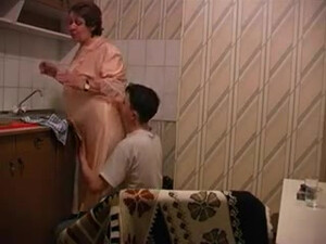 Молодого парня возбуждают развратные старухи