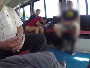 Молодая пара устроила горячий публичный трах в автобусе