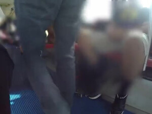 Молодая пара устроила горячий публичный трах в автобусе