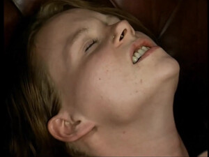 Мужик долбит в анал ненасытную женщину в разных позах