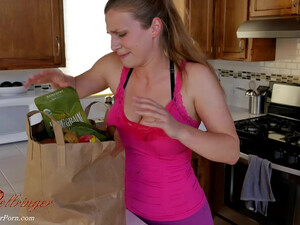 Жена сосет у своего мужа большой окрепший стояк