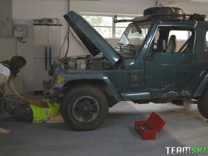 Девушка сосет другу в гараже большой твёрдый стояк