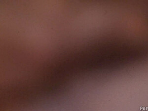 Стеснительная девушка дает парню в уютной спальне