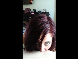 Девушка дрочит большой крепкий стояк своему парню в спальне