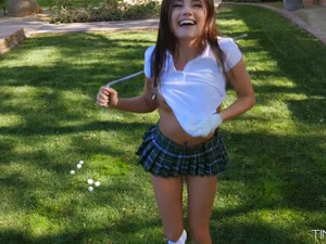 Секс на траве с 18 летней студенткой в короткой юбке