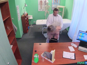 Доктор имеет длинноволосую студентку во время осмотра