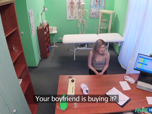 Доктор имеет длинноволосую студентку во время осмотра