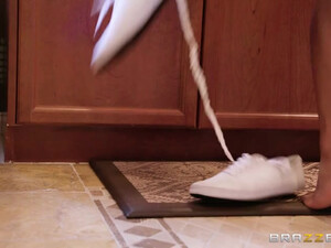 Секс в душе с любопытной чёрной нимфоманкой