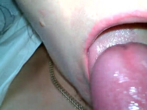 Кончил в рот своей послушной милой женушке в спальне