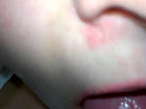 Кончил в рот своей послушной милой женушке в спальне