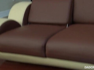 Блондинка сосет вкусный член, присев на коленки