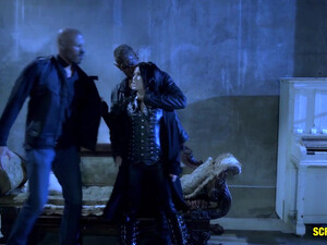 Megan Rain послушно дает по очереди двум голодным монстрам