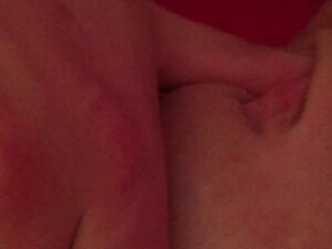 Парень делает куни довольной соске Lia Louise в постели