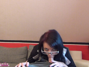 Густая сперма стекает по милому лицу немецкой шлюхи Nasse Laila