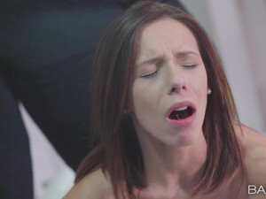 Секс вверх ногами с ненасытной любовницей на диване