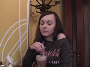 Пальцы в киске заставили русскую брюнетку жарко кончить