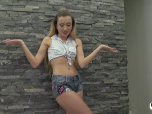 Отодрал в жопу рыжую красотку вверх ногами