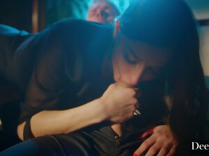 Выебал глубоко в глотку красотку после анального секса