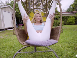 Блондинка ебется с соседом по даче и приятно кончает на диване