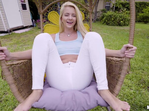 Блондинка ебется с соседом по даче и приятно кончает на диване