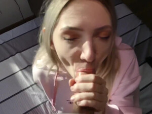 Белокурая супруга подарила сладкий минет своему мужу рано утром