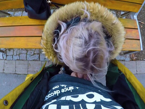 Русская студентка за деньги отсосала и надрочила член незнакомцу в парке