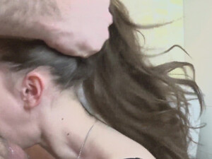 Зрелый сосед жестко трахнул молодую девушку в глотку