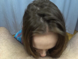 Девушка с мокрыми волосами делает мужику отсос после душа