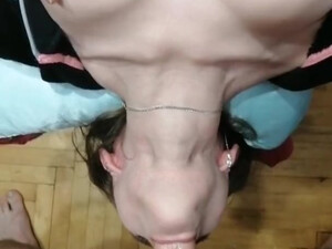 Грудастая женушка балует мужа горловым отсосом от первого лица