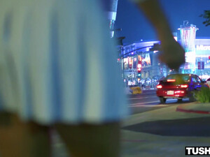 Грудастая сучка с трудом принимает большой член в анал