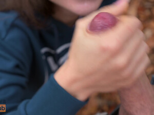 Сисястая телка проспорила лучшему другу глубокий минет в лесу