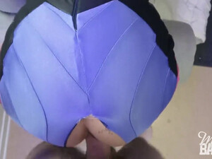 Женушка в наряде космонавта сосет член мужа и ебется с ним в письку