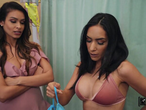 Продавец купальников выебал ротики покупательниц и сделал скидку