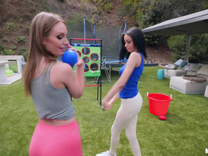 Молодой тренер выебал двух худощавых телочек от первого лица