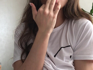 Нежная телочка с пышным бюстом сняла мастурбацию на камеру