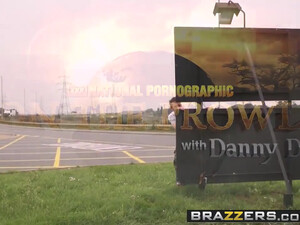 Посетитель кафе с большим членом доводит повариху до сквирта