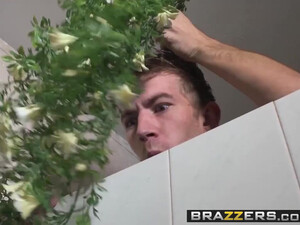 Посетитель кафе с большим членом доводит повариху до сквирта