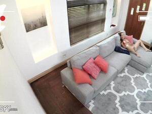 Стройняшка красиво потрахалась с соседом на двуспальной кровати