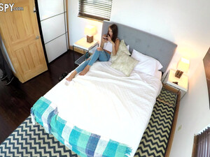 Стройняшка красиво потрахалась с соседом на двуспальной кровати