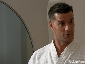 Секс с красивой брюнеткой в гостинице в позе наездницы