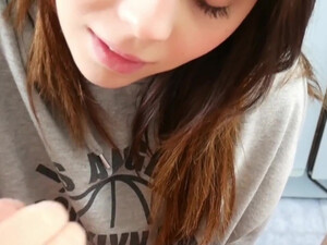 Сестра ласкает член брата в ванной перед еблей