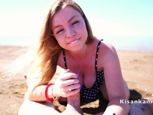 Русская девушка отсосала и проглотила сперму на пляже