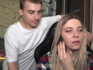 Трахнул русскую блондинку в рот и пизду, пока жена играла на компе