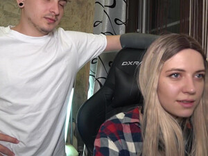 Трахнул русскую блондинку в рот и пизду, пока жена играла на компе