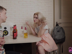 Парень ебет в жопу подругу своей девушки приехавшую из Питера