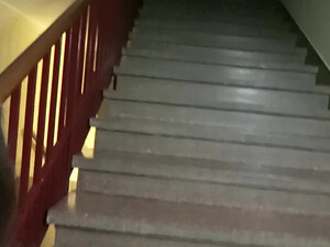 Русская телка подставила тугое очко для члена на лестничном пролете