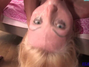 Обкончал лицо сисястой русской блондинке после жесткого минета