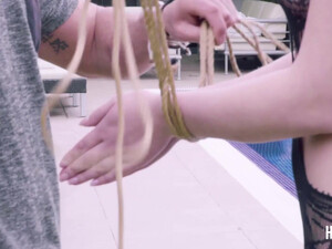 Агент жестко трахает рот и пилотку красивой блондинки на кастинге