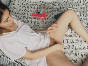 Девчонка из Омска дрочит пизду самотыком, не дождавшись парня с работы