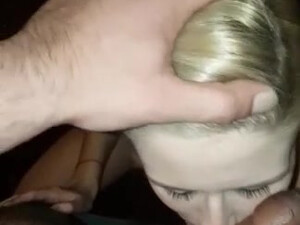 Парень снимает на телефон как худая блондинка сосет член и глотает сперму